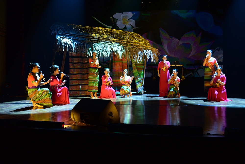 Tốp nữ Đoàn Văn công Quân khu 4 với tác phẩm “A cappella khúc lăm phải lòng câu ví”.